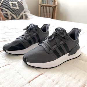 Adidas Size 6 NEVER WORN